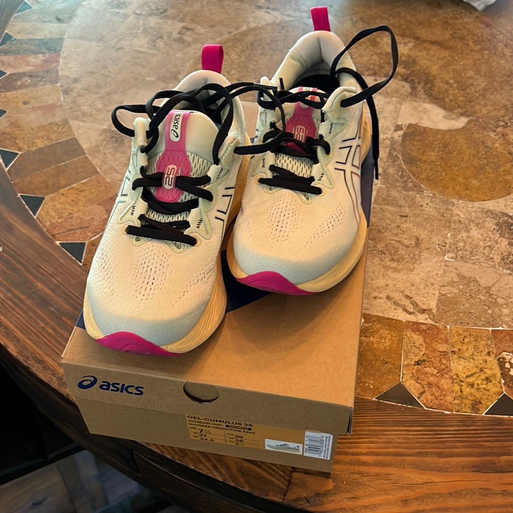 Women’s ASICS Gel Cumulus 25  size 7.5. Whisper green / Pink rave
